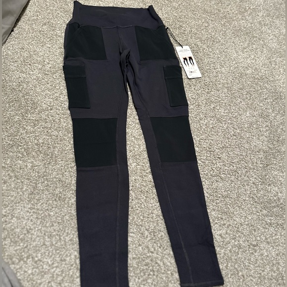 Alo High-Waist Cargo Legging, NWOT, Black, 4 pockets, new! Size M and XS - Picture 2 of 9